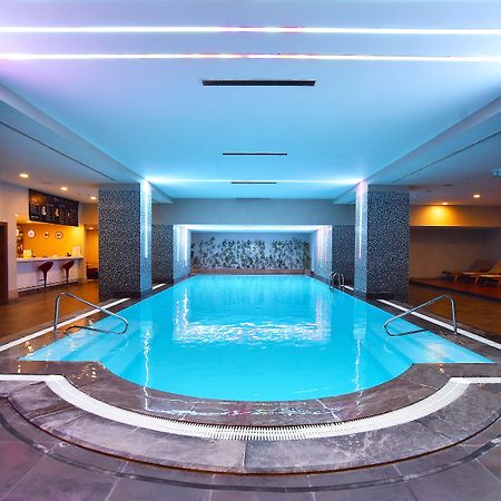 Cevahir Hotel Istanbul Asia Zewnętrze zdjęcie The swimming pool at the hotel