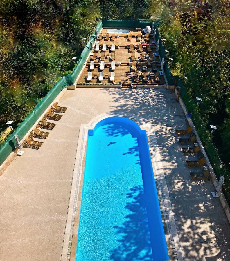 Cevahir Hotel Istanbul Asia Zewnętrze zdjęcie The swimming pool at the hotel