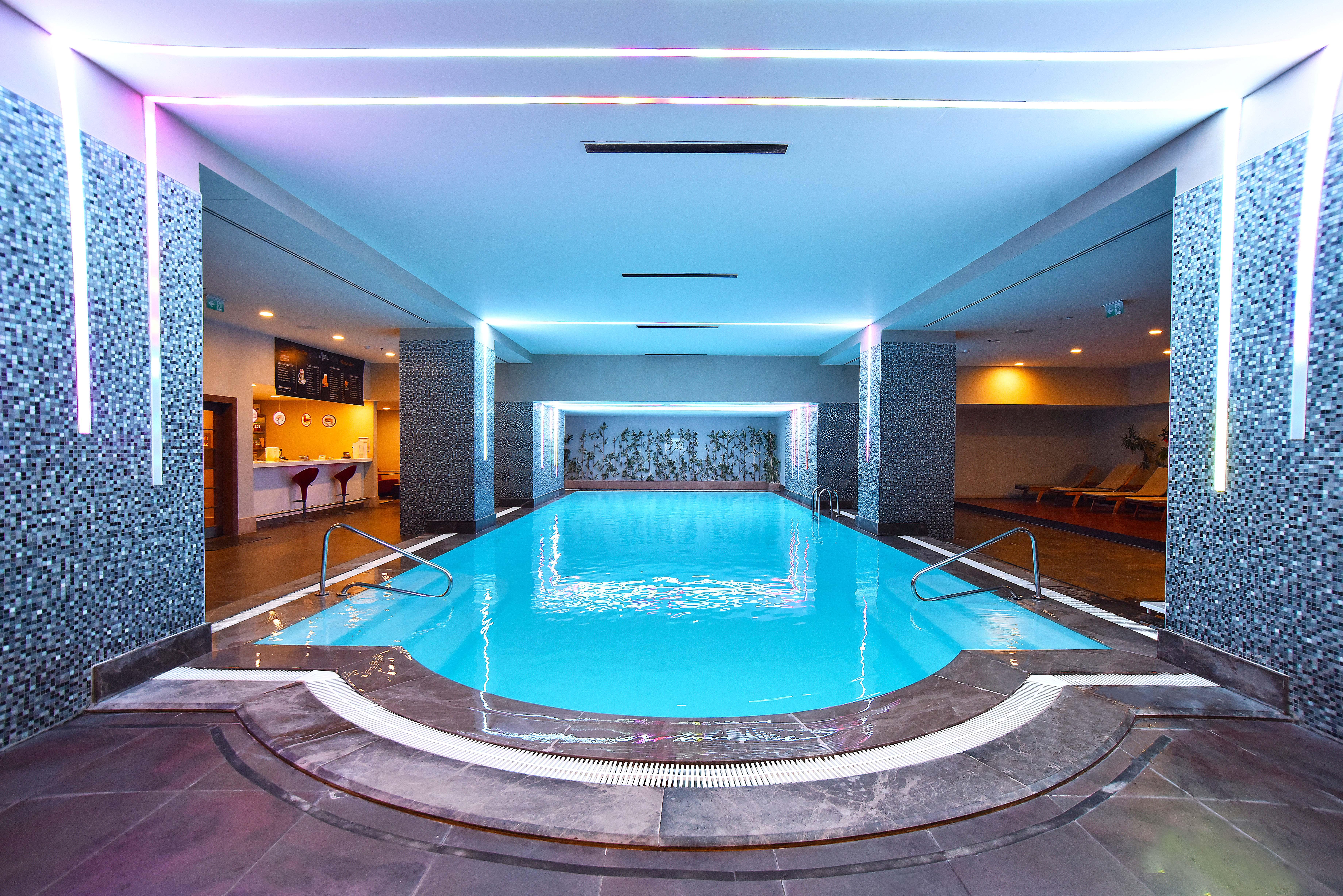 Cevahir Hotel Istanbul Asia Zewnętrze zdjęcie The swimming pool at the hotel