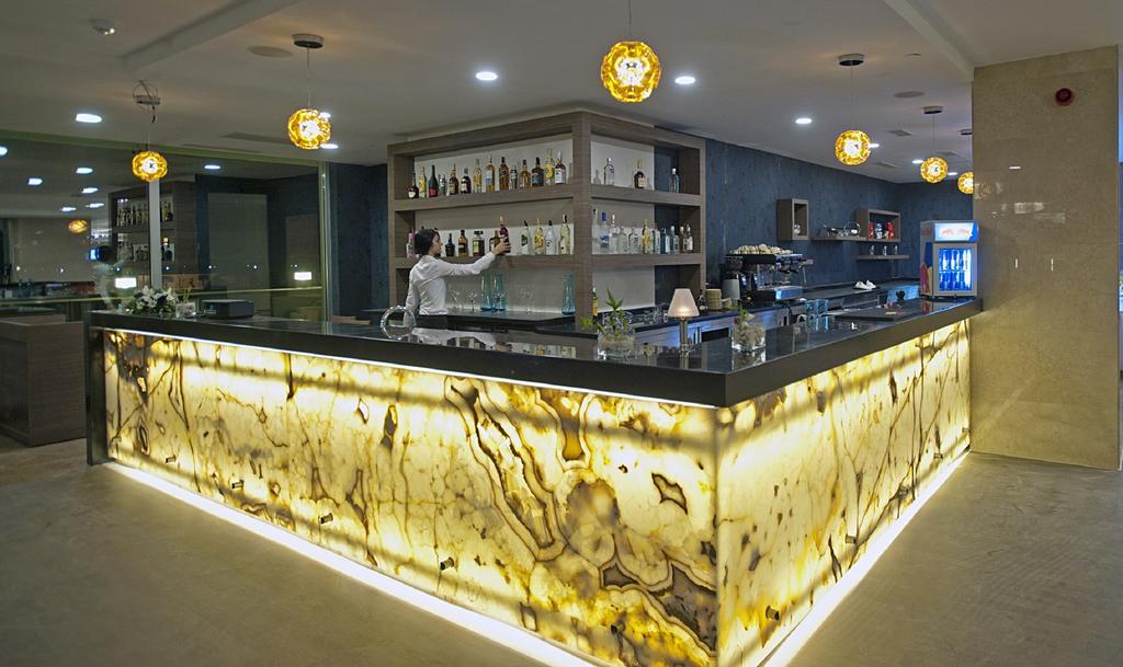 Cevahir Hotel Istanbul Asia Zewnętrze zdjęcie A bar made of translucent stone